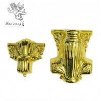 En gros, cercueil funéraire semi-couch en métal bronze foncé avec intérieur blanc à motif soleil, barre en cuivre et supports en filigrane argenté