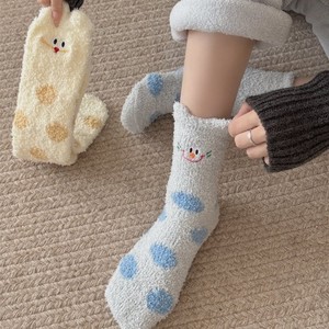 Chaussettes d'intérieur épaisses en polaire corail de style japonais brodées avec un motif de pudding pour femmes, Jingwen OEM, hiver - Product Image 5