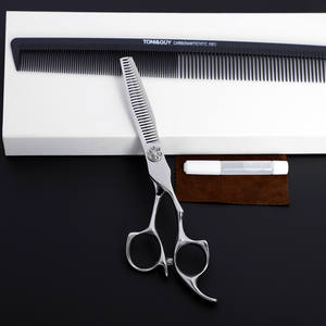 กรรไกรตัดผมใบมีดสีแดง 6.0 นิ้ว กรรไกรซอยผม กรรไกรตัดผมแบบแบน สำหรับคนถนัดขวา สแตนเลส 440C อุปกรณ์ช่างตัดผมมืออาชีพ - Product Image 3