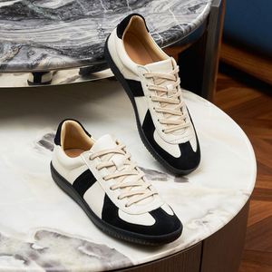 Chaussures d'entraînement allemandes reconstituées : Baskets plates en cuir véritable confortables et polyvalentes à lacets pour hommes, idéales pour les sports de plein air et les tenues décontractées - Product Image 1