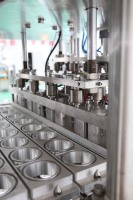 Machine automatique de remplissage et de scellage de gobelets pour yaourt, jus, lait, thé