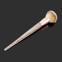 Pinceau éventail professionnel en nylon doux avec manche en plastique pour le maquillage du visage, idéal pour le correcteur et le fond de teint
