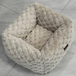 เตียงสุนัขผ้าฟลีซลายเกล็ดหิมะสีพื้นทรงสี่เหลี่ยมผืนผ้า นุ่มสบาย สีเบจ - Product Image 3