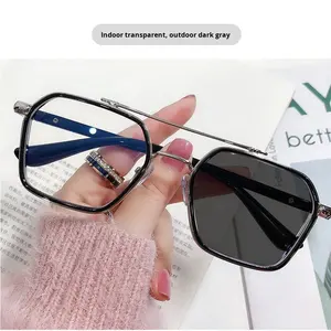 <span class=keywords><strong>Gafas</strong></span> <span class=keywords><strong>de</strong></span> <span class=keywords><strong>Sol</strong></span> <span class=keywords><strong>de</strong></span> moda <span class=keywords><strong>para</strong></span> hombres y mujeres, <span class=keywords><strong>gafas</strong></span> <span class=keywords><strong>de</strong></span> <span class=keywords><strong>sol</strong></span> con luz azul, prescripción automática con sensor <span class=keywords><strong>de</strong></span> luz, patrón sólido, lente fotocromática gris - Product Image 1