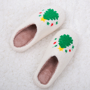 Chaussons d'intérieur de Noël en fausse fourrure croisée floue pour la maison en polaire fabricant pour femmes/couple/homme - Product Image 3