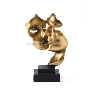 Scultura in Resina Dorata Coppia Pensatori che si Baciano, Statuetta Artistica Astratta del Silenzio, Decorazione per Scrivania e Casa, Amore alla Moda - Product Image 2
