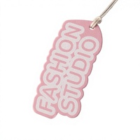 Étiquettes suspendues personnalisées en papier kraft, écologiques, gaufrées, impression CMYK Pantone pour vêtements, sacs, chaussures, emballages