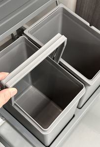Gabinete de fregadero de cocina con puerta <span class=keywords><strong>Cubo</strong></span> de <span class=keywords><strong>basura</strong></span> integrado <span class=keywords><strong>Cubo</strong></span> de <span class=keywords><strong>basura</strong></span> de PP <span class=keywords><strong>estrecho</strong></span> oculto con tapa <span class=keywords><strong>Cubo</strong></span> de <span class=keywords><strong>basura</strong></span> extraíble para muebles de cocina - Product Image 5
