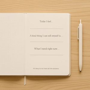 Soyez en douceur avec vous-même : Journal A5 en similicuir à couverture rigide pour l'autosoins, la réflexion quotidienne et la gratitude – Cadeau pour la santé mentale - Product Image 3