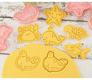 Colección de Cortadores de Galletas con Formas de Animales Marinos Vibrantes, Incluye Medusas, Cangrejos y Peces Coloridos para Hornear - Product Image 1