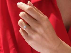แหวนหมั้นผู้หญิงเงินแท้ 925 ดีไซน์คลาสสิก ทำมือ ปรับแต่งได้ ประดับเพชรโมอิสซาไนต์ทรงบริลเลียนต์ ชุบทอง ตัวเรือนแบบหนามเตย ไซส์ 7 - Product Image 2
