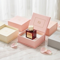 Boîte de présentation rigide carrée personnalisable de style livre avec revêtement UV et fermeture magnétique pour l'emballage de parfums et de bougies parfumées