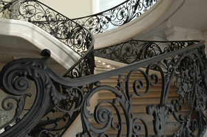 บันไดหินอ่อนธรรมชาติ บันไดโค้งภายในอาคาร ราวบันไดเหล็กดัด - Product Image 4