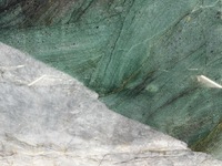 Fournisseur de dalles de quartzite en fuchsite naturelle pour revêtement mural de hall d'hôtel haut de gamme, comptoirs sur mesure et tables de bar