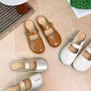Mocassins en cuir véritable pour femmes, en cuir de veau souple, bout rond froissé, chaussures plates confortables et décontractées avec boucle métallique - Product Image 6