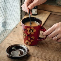 Tasse à café en céramique rouge haute avec couvercle et cuillère pour cadeau d'anniversaire classique peint à la main de style chinois original