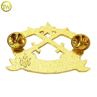 Émail de forme personnalisée logo étiquette de bouton en gros vêtements papillon fermoir épingle étiquettes pour manteau