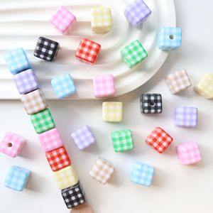 Cuentas cuadradas <span class=keywords><strong>de</strong></span> acrílico coloridas para DIY, colgantes para cadena <span class=keywords><strong>de</strong></span> teléfono móvil, con agujero recto y diseño a cuadros. - Product Image 4