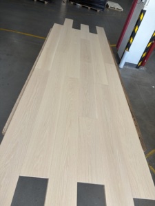 Parquet contrecollé en chêne rouge <span class=keywords><strong>blanchi</strong></span>, large planches, finition brillante, grade AB, brossé, idéal pour les zones côtières et résidentielles - Product Image 2