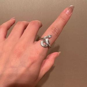 Anillo de Plata Pura S925 con Diseño de Serpiente Enrollada, Estilo Vintage Único con Baño de Oro de 18K, Exquisito Anillo de Alta Gama de Talla Única - Product Image 4