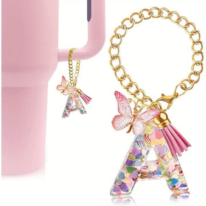 Llavero de epoxi personalizado con inicial, colgante de mariposa, borla, cadena dorada, confeti de corazones coloridos, accesorio para taza - Product Image 1