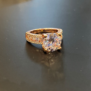 Anello di fidanzamento traforato con pavé per donna, elegante gioiello da dito alla moda - Product Image 5