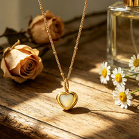 Colliers pendentifs en acier inoxydable plaqué or 18 carats de haute qualité, anti-ternissement, avec cœur en nacre, pour femmes