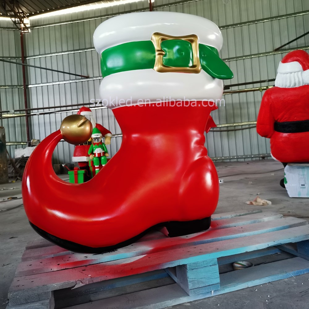 Persone In Miniatura: Babbo Natale Porta Un Regalo Per I Bambini Con Dono Buon Image161335170
