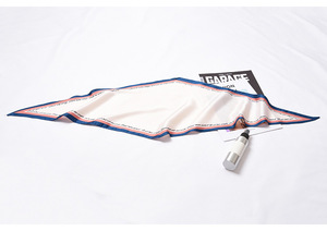 Écharpe en soie de style somptueux pour femmes avec motif de diamant de couleur contrastée - Product Image 3