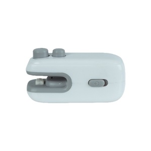 Scelleuse de sacs USB tout-en-un avec dos magnétique et coupe-sac coulissant, boutons de scellage et de découpe, fermeture thermique portable pour sacs à collation - Product Image 4