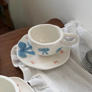 Fábrica Direta Ins Estilo Em Relevo Bow Copo De Café De Cerâmica Branca e Pires Set para Atacado Porcelana Tarde Chá Copos Prato - Product Image 1