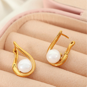 Pendientes Geométricos en Forma de Lágrima con Perla de Agua Dulce y Engaste de Garra para Uso Diario - Product Image 1