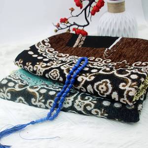 Exquisito y suave al tacto, el nuevo conjunto de cuentas de chenilla para la Kaaba, Sejadah y Tasbih, es un lujoso regalo islámico para la peregrinación. - Product Image 1