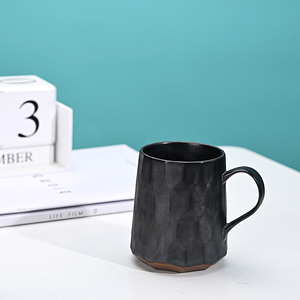 Tasse à <span class=keywords><strong>eau</strong></span> à bord géométrique moderne en argile créative effet métal noir avec fond de sable exposé poterie ronde en céramique pour boire - Product Image 1