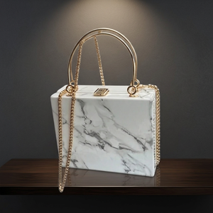 Pochette élégante en acrylique rectangulaire avec motif marbré, bandoulière et fermeture magnétique, capacité 1-1,9 L, idéale pour les soirées. - Product Image 2