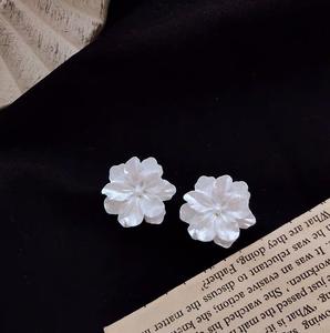 Pendientes de Botón de Resina con Flores, Modernos, Bonitos y de Alta Calidad, Hipoalergénicos, con Clips, para Mujer, para Fiestas, 2025 - Product Image 2