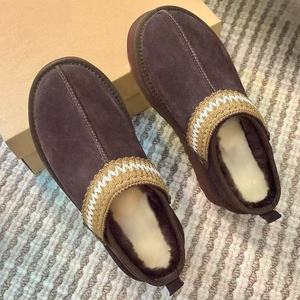 Botas de nieve UG hechas de tela tejida con propiedades antideslizantes y resistentes al agua, adecuadas tanto para uso en interiores como en exteriores. - Product Image 1