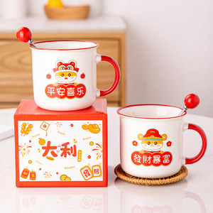 แก้วเซรามิค ลายการ์ตูน ด้ามจับสีแดง พร้อมช้อน ของขวัญปีใหม่ สำหรับใช้งานทั่วไป - Product Image 1