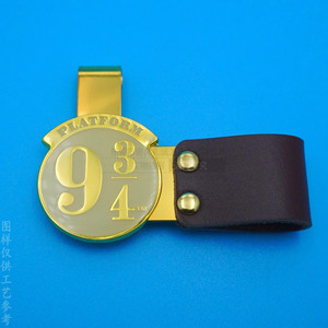 Clip Metálico para Bolígrafo Plataforma 9 3/4 con Correa de Cuero para Regalos de Papelería - Product Image 1