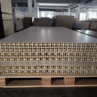 Cadres et moulures de porte en PVC enveloppés ou peints, structure solide avec finition lisse, durables et élégants pour la décoration intérieure
