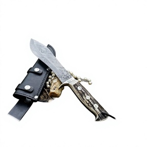 Couteau de chasse en acier Damas, lame à pointe clip, manche en bois de cerf, avec étui en cuir noir, fait main et personnalisé - Product Image 1