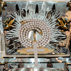 Luxira Jewels - Joyería Fina, Chapado en Oro de Dos Tonos, Estilo Hip Hop, Cruz de Plata 925 con Incrustaciones de Moissanita, Certificado GRA, Colgante Unisex - Product Image 3