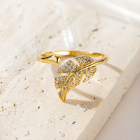 Anillo Abierto Delicado con Hoja Dorada Brillante y Circonitas Redondas, Ajustable, para Uso Diario, Fiestas o como Regalo