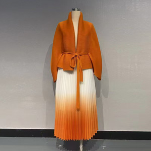 ชุดเซ็ต 2 ชิ้น เสื้อพิมพ์ลายจีบพลีทสไตล์แอฟริกา มิยาเกะ กระโปรงทรงสวิงไล่เฉดสี แฟชั่นสำหรับผู้หญิง - Product Image 6