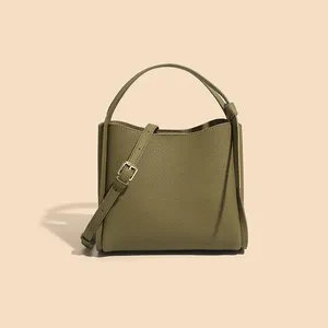ठोस रंग महिला चमड़े की बाल्टी हैंडबैग महिलाओं के लिए बड़ी क्षमता दूत बैग गर्म डिजाइन