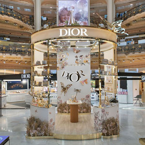 Stand de Exhibición Portátil a Gran Escala para Marcas de Moda, Maniquíes Elegantes, Muestras de Tela, Diseño Ecológico y Reciclable - Product Image 4