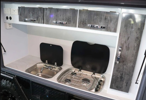 Roulotte robusta e affidabile con ruota di scorta e spazio di stoccaggio per lunghi viaggi in campeggio - Product Image 5