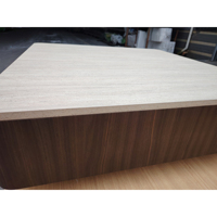 Table basse carrée courbée de style Japandi avec texture travertin et noyer, en MDF premium, facile à nettoyer, directement de l'usine