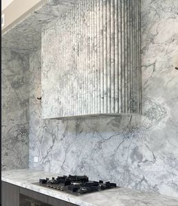 Îlot de cuisine en marbre blanc super moderne de conception australienne avec un design cannelé, personnalisé en usine avec MOQ d'un seul exemplaire et CAO gratuit - Product Image 3