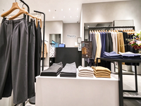 Augmenter l'impact de la marque |   Décoration de boutique de mode et design d'intérieur de magasin de vêtements - Présentoirs pour espace commercial de luxe